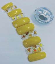 Cargar imagen en el visor de la galería, Yellow Leaf Nail Set
