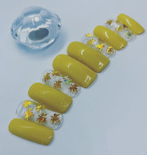 Load image into Gallery viewer, Yellow Leaf Nail Set
